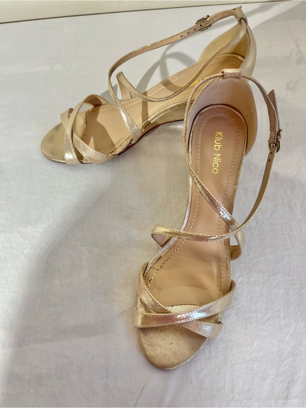 Klub Nico Women's Leather Metallic Gold Strappy Low Heels Wedge SZ 8